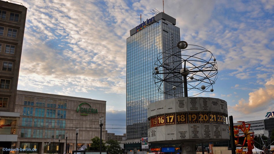 Bild: Berlin Alexanderplatz, mit der GALERIA Kaufhof, dem park inn-Hotel und der Weltzeituhr.