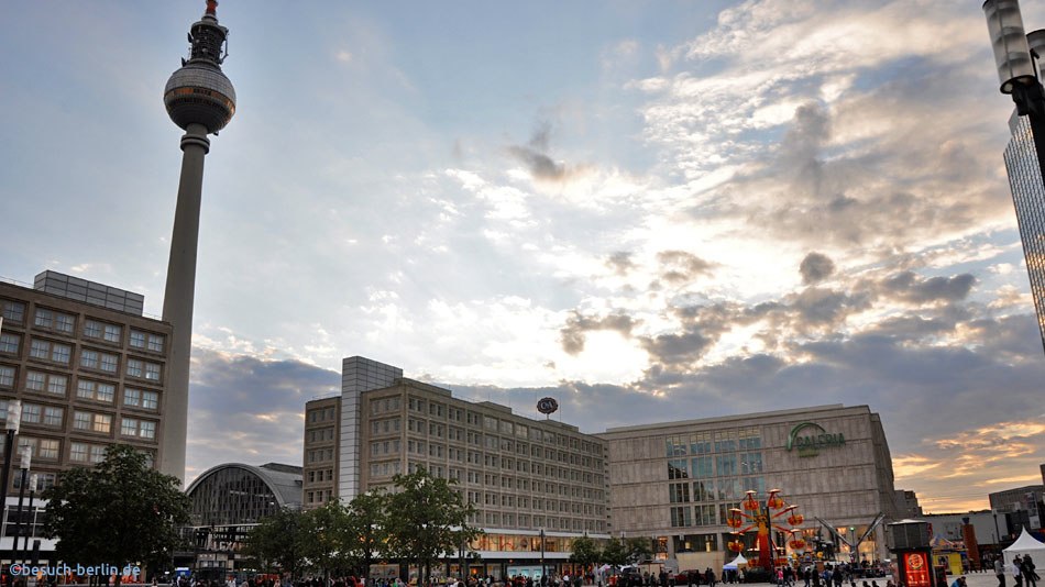 Bild: Alexanderplatz mit Fernsehturm, dem Bahnhof Alexanderplatz, C&A und der GALERIA Kaufhof.