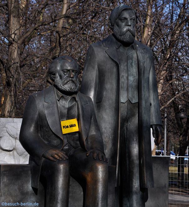 Bild: Marx-Engels Forum mit Schild For Sale
