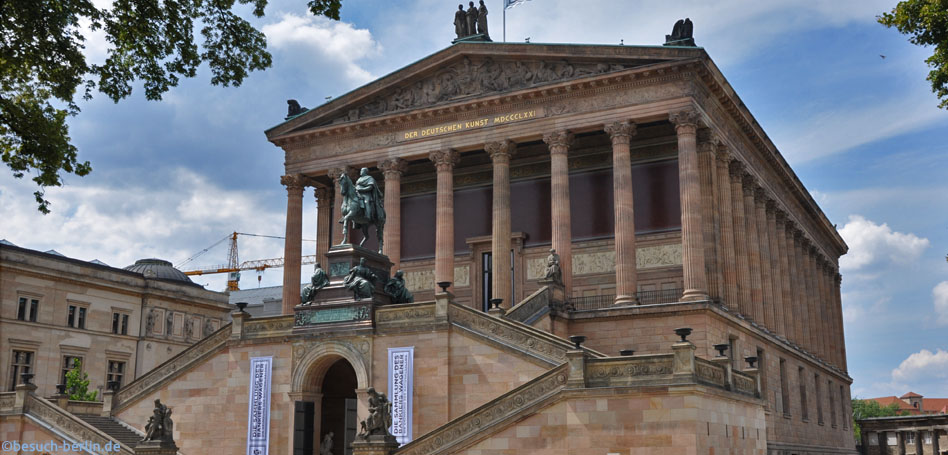Alte Nationalgalerie mit seinem tempelartigen Bau und der monumentalen Außentreppe. Bild: Alte Nationalgalerie, Old National Gallery