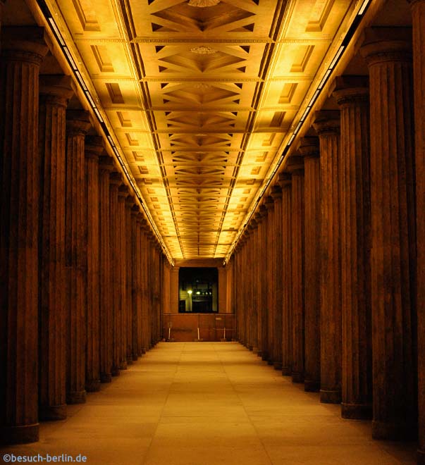 Bild: Saeulengang Alte Nationalgalerie berlin bei Nacht, Old National Gallery by Night