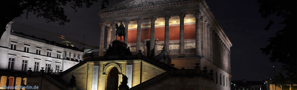 Alte Nationalgalerie und Neues Museum (links) bei Nacht. Bild: Alte Nationalgalerie berlin, Neues Museum bei Nacht, Old National Gallery
