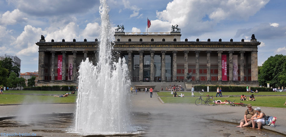 Bild: Altes Museum mit Weihinschrift: "Friedrich Wilhelm III. hat zum Studium der Altertümer jeder Art, sowie der freien Künste 1828 dieses Museum gestiftet."