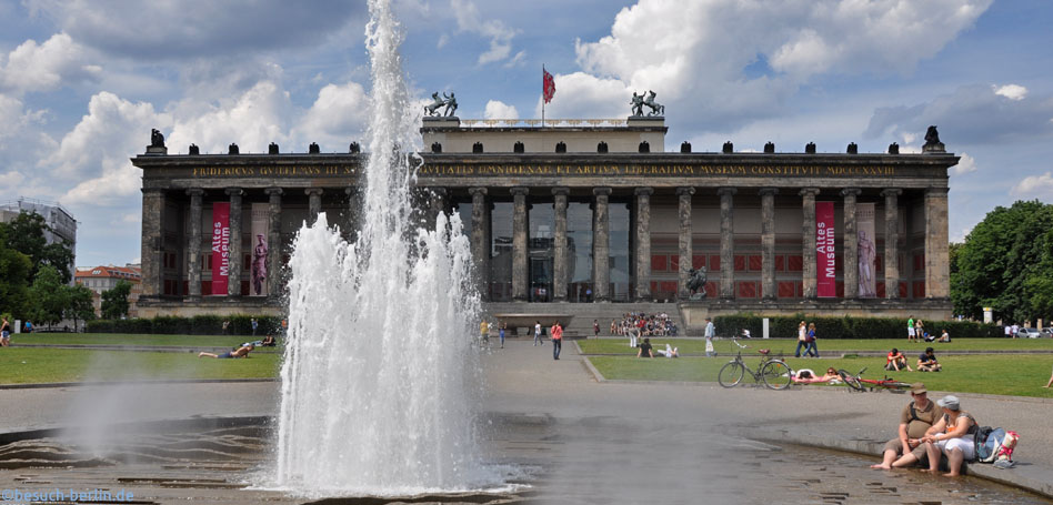 Bild: Altes Museum mit Weihinschrift: "Friedrich Wilhelm III. hat zum Studium der Altertümer jeder Art, sowie der freien Künste 1828 dieses Museum gestiftet."
