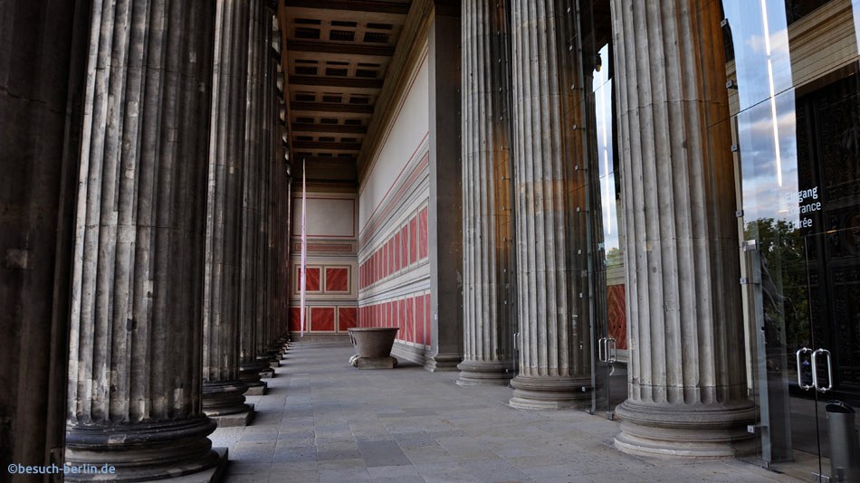 Bild: Eingang Altes Museum, Vorhalle mit kannelierten ionischen Säulen.