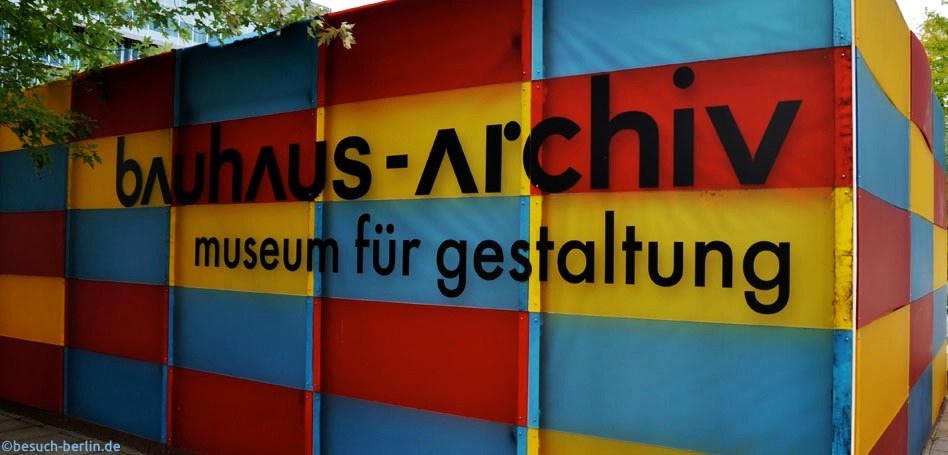 Bild: Bauhaus-Archiv vor dem Eingang