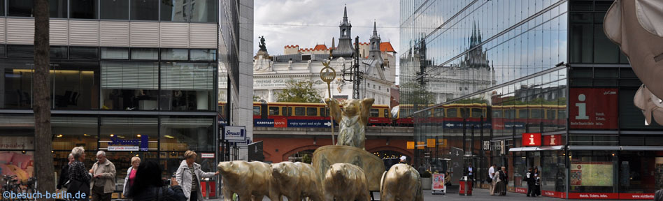 Neues Kranzler Eck mit dem Theater des Westens (Hintergrund)