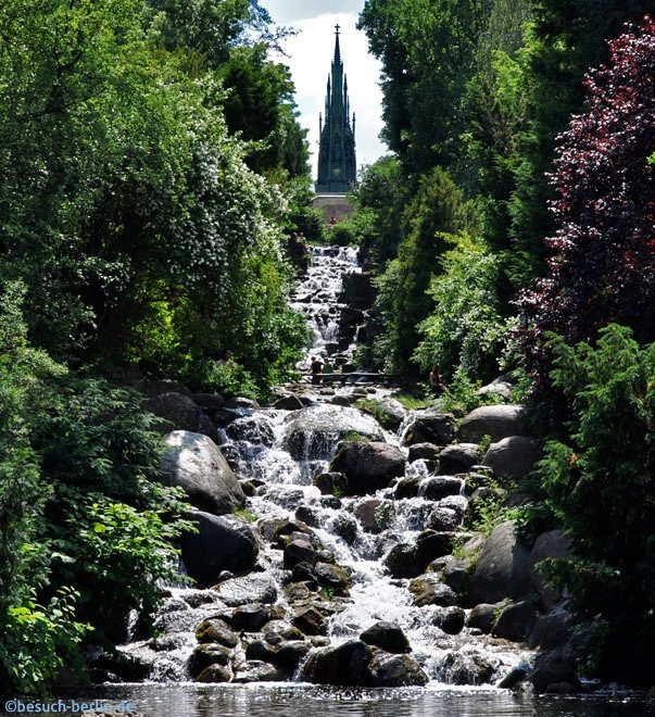 Bild: Viktoriapark, Berlin-Kreuzberg, mit Wasserfall und Nationaldenkmal das an die siegreichen Befreiungskriege gegen Napolen Bonaparte erinnert