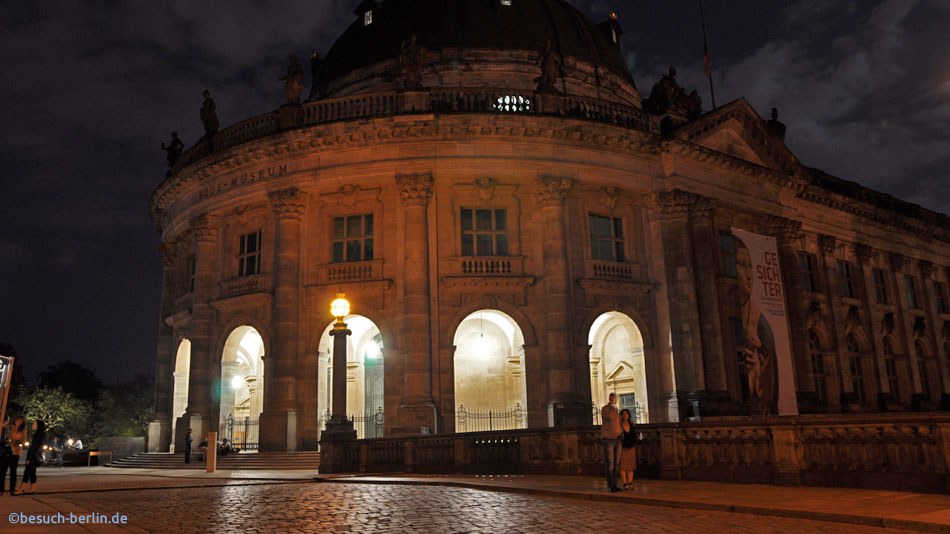 Bild: Eingang Bode Museum bei Nacht