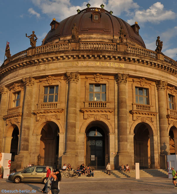 Bild: Der von einer Kuppel überwölbte Eingangstrakt des Bode-Museums an der nordwestlichen Spitze der Museumsinsel.