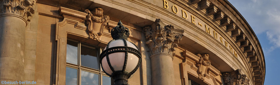 Bild: Fassade Bode Museum mit Lampe