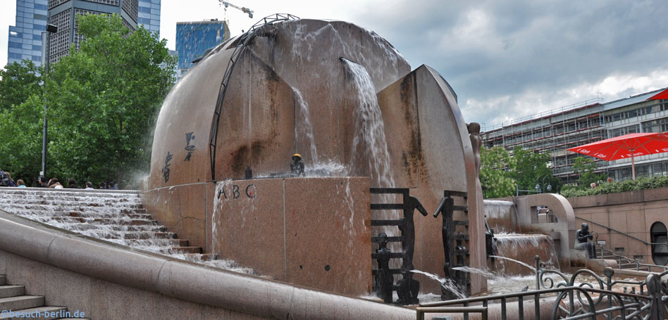 Bild: Weltkugelbrunnen am Breitscheidplatz im Hintergrund Gedächtniskirche und Waldorf Astoria