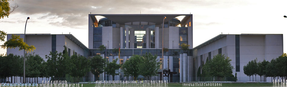 Bild: Bundeskanzleramt, Haupteingang und Seitenfluegel, Federal Chancellery