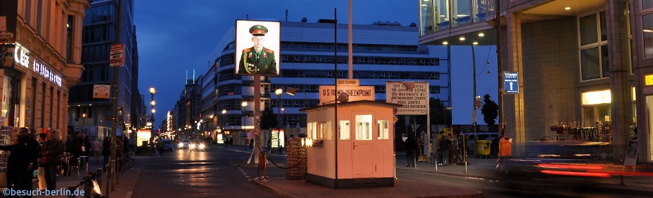 Bild: Checkpoint Charlie am Abend, Blick ins Zenrum - Friedrichsstrasse