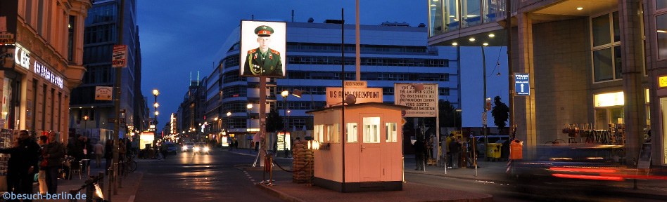 Bild: Checkpoint Charlie am Abend, Blick ins Zenrum - Friedrichsstrasse