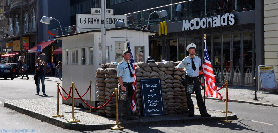 Bild: Wachen am Checkpoint Charlie