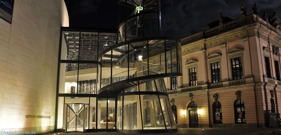 Bild: Deutsches Historisches Museum mit Zeughaus bei Nacht, Erweiterungsbau mit Glasfoyer des DHM von Architekt I.M.Pei