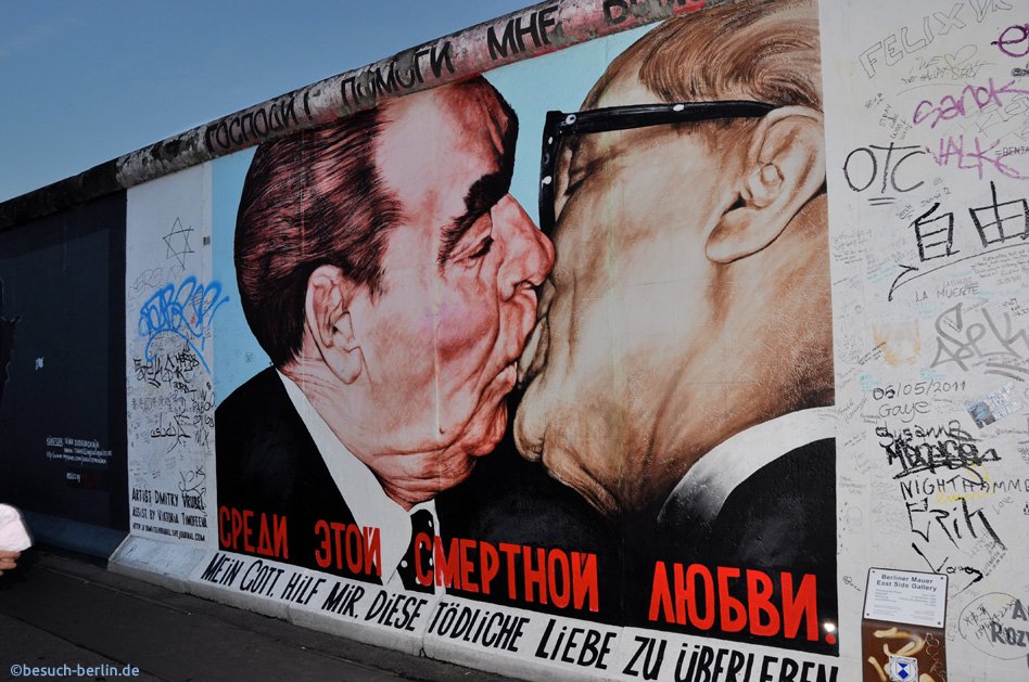 Bild: Bruderkuss zwischen Breschnew und Honecker, East Side Gallery, Mühlenstraße Berlin
