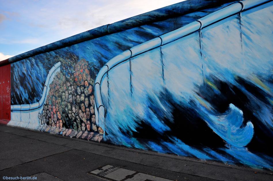 Bild: East Side Gallery Berlin, Flut der Bewohner durch die offene Mauer