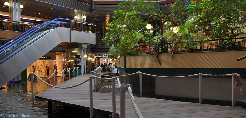 Bild: Europa-Center Innen Lotus-Brunnen Brücke Restaurant