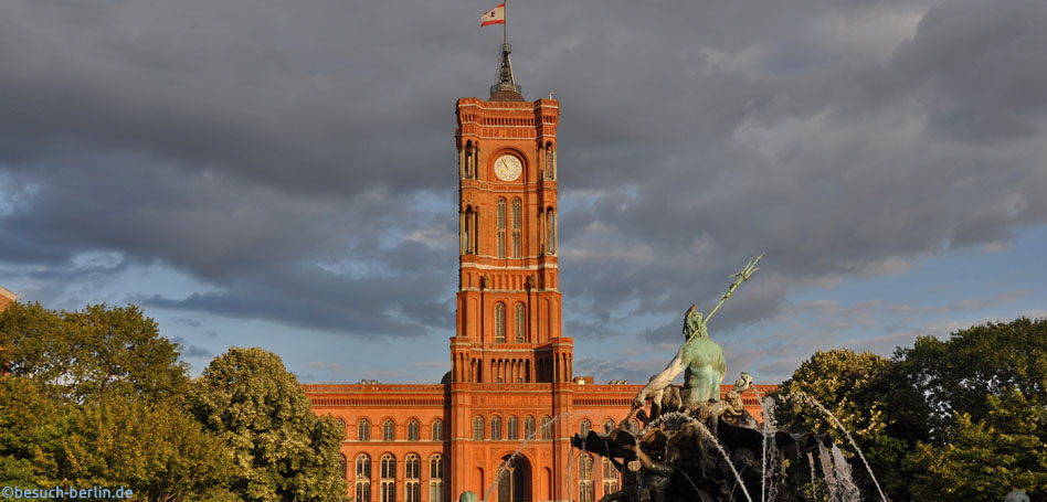 Bild: Rotes Rathaus mit Neptunbrunnen Berlin nahe des Fernsehturms