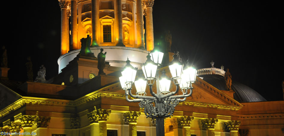 Bild: Deutscher Dom Gendarmenmarkt Auschnitt mit historischer Lampe am Gendarmenmarkt, Festival of Lights 2011