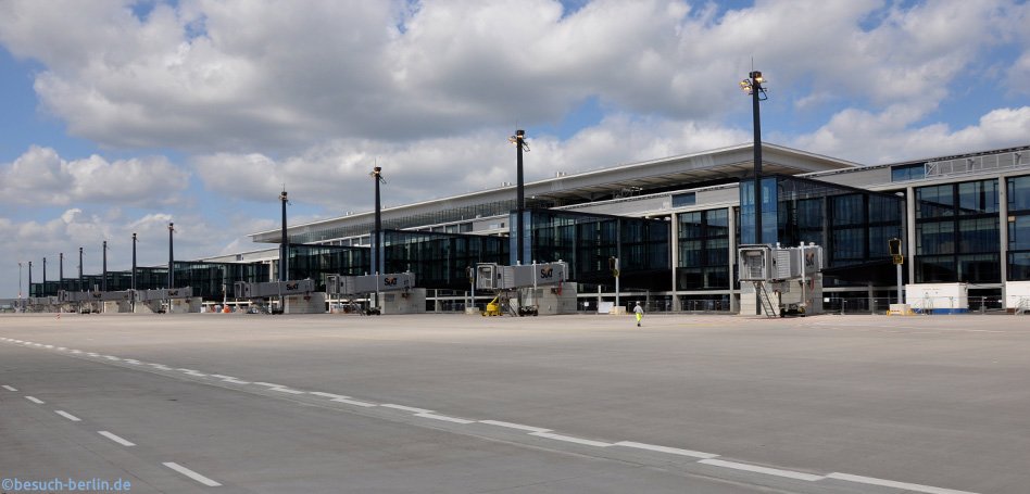 Bild: Rollfeld und Gates des Flughafen Berlin-Brandenburg (BER) Willy Brandt