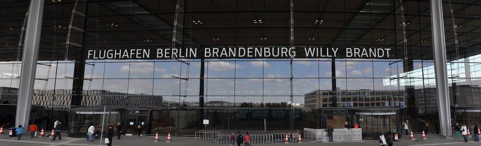 Bild: Haupteingang Flughafen Berlin-Brandenburg (BER) Willy Brandt