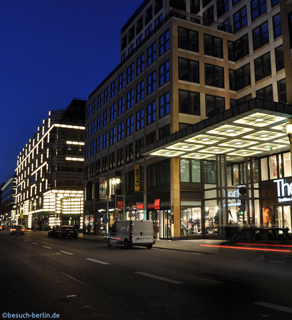 Bild: Friedrichstrasse bei Nacht mit Quatier 206