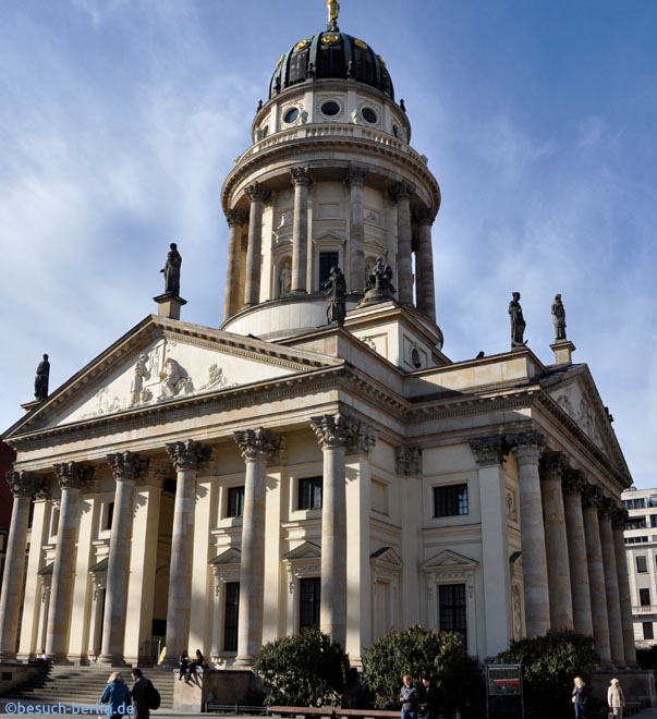 Bild: Der Französische Dom am Gendarmenmarkt bei Tag, French cathedral