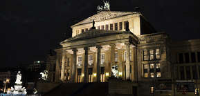 Bild: Konzerthaus urspruenglich Schauspielhaus am Gendarmenmarkt bei Nacht mit Schiller Denkmal