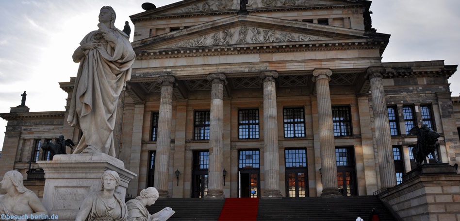 Bild: Denkmal Friedrich Schiller vor dem Schauspielhaus am Gendarmenmarkt