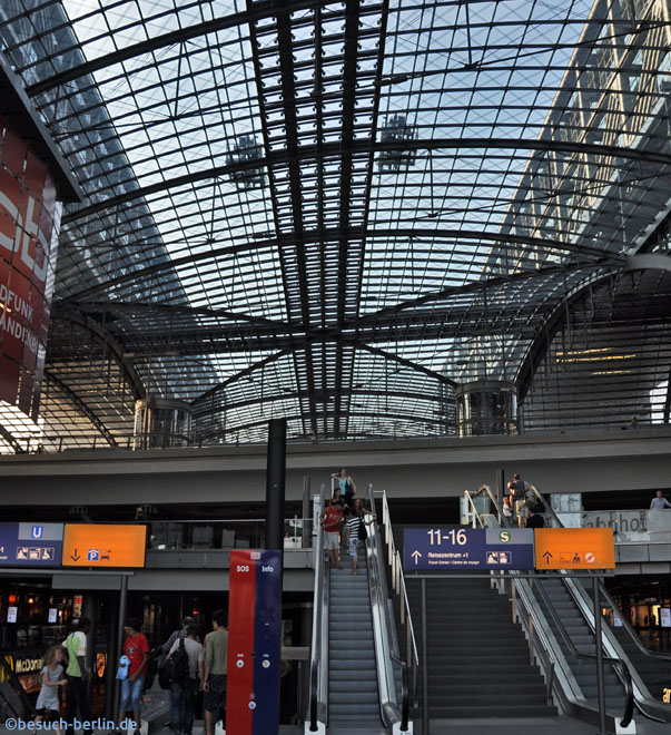 Bild: Eingang Washingtonplatz mit Blick zu den oberen Gleisen, Entrance Washingtonsquare Berlin Central Staion