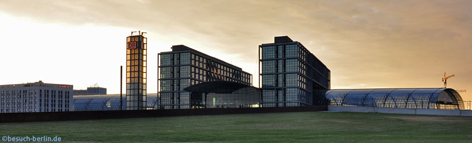 Bild: Berliner Hauptbahnhof im Abendlicht, Berliner Central Station