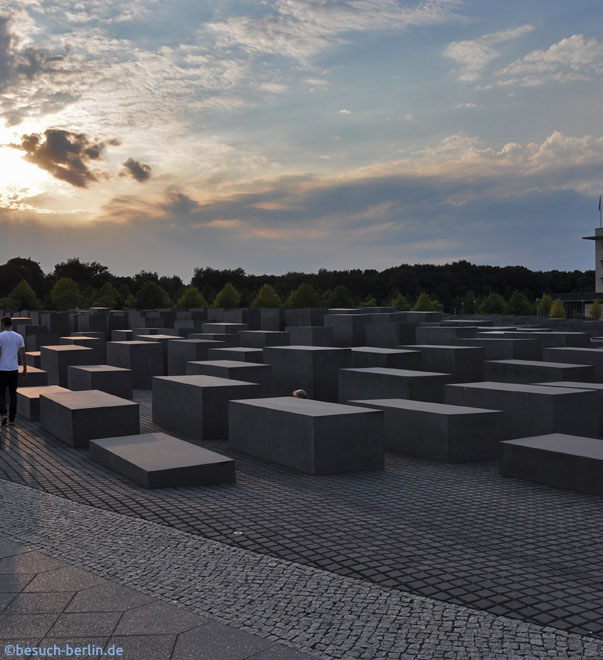 Bild: Stelenfeld Holocaust Mahnmal Blick Richtung Tiergarten, Holocaust Memorial