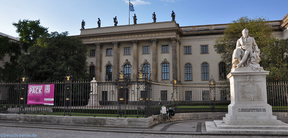 Bild: Humboldt Universität mit Statue von Alexander von Humboldt