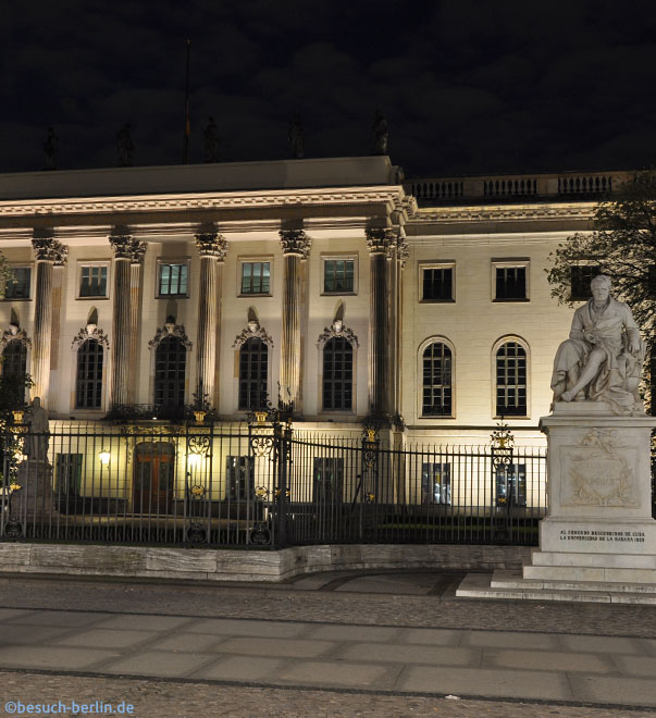 Bild: Statue Alexander von Humboldt vor der Universitaet bei Nacht