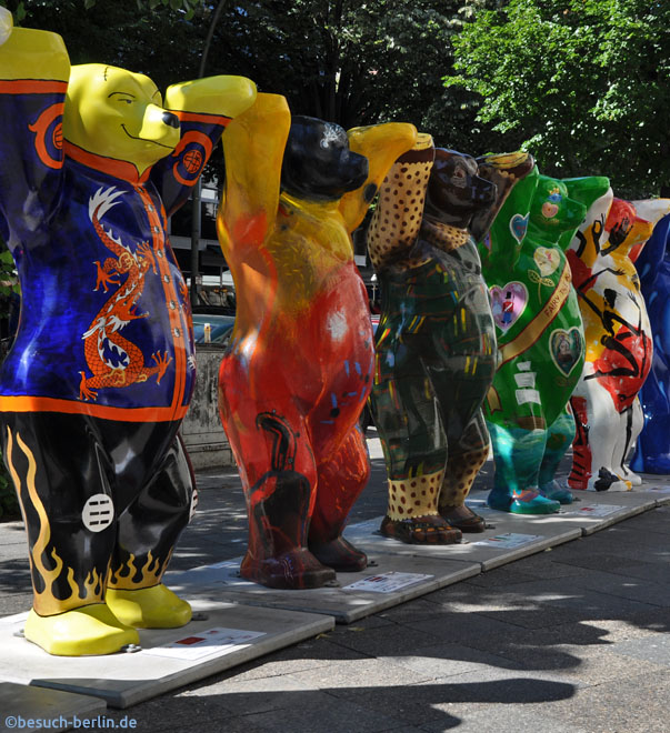 Bild: Berliner Buddy Bears bei ihrem Stopp am Ku-Damm