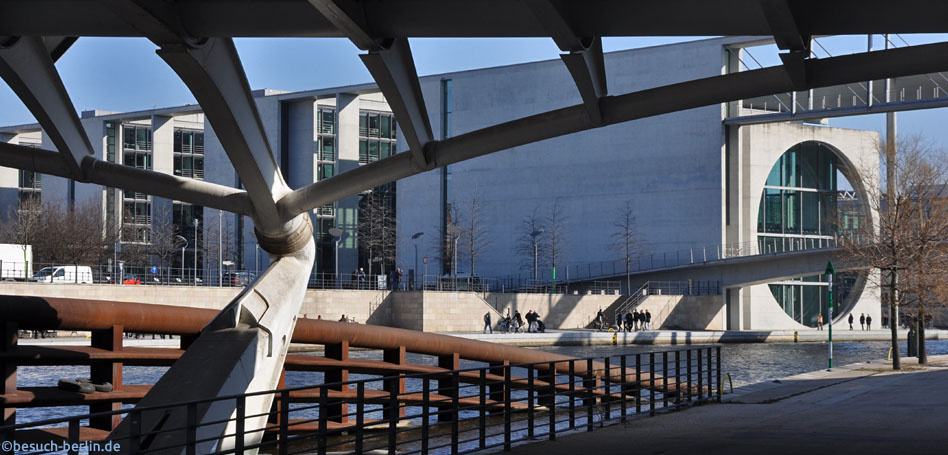 Bild: Marie-Elisabeth-Lüders-Haus mit der Spree