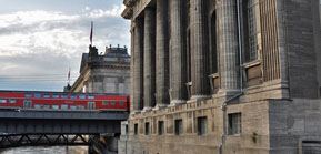 Bild: Regionalzug zwischen Pergamon und Bode Museum, Museumsinsel