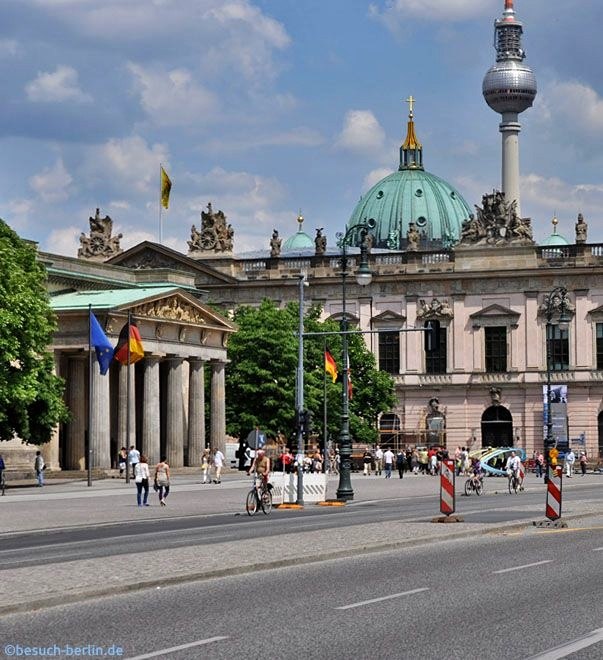 Bild: Totale des Boulevard Unter den Linden mit Neue Wache (links), Zeughaus, Berliner Dom und der Fernsehturm