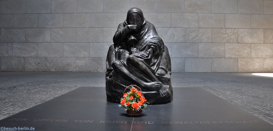 Bild: Skulptur Mutter mit totem Sohn von Käthe Kollwitz Neue Wache, Neue Wache (New Guard House) showing the Käthe Kollwitz sculpture "Mother with her Dead Son"