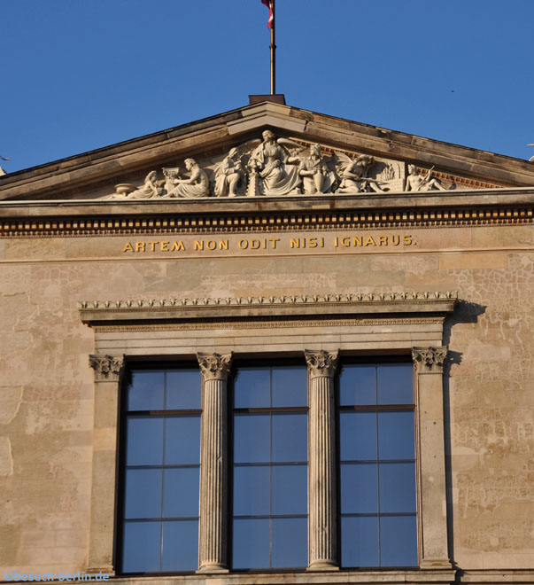 Bild: Relief Inschrift - ARTEM NON ODIT NISI IGNARUS-Nur der Unwissende verachtet die Kunst, Neues Museum