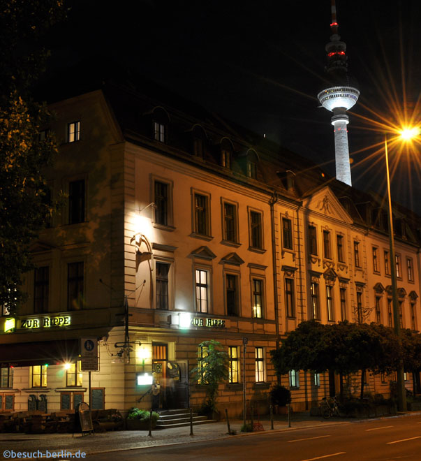 Bild: Molkenmarkt, Gasthaus Zur Rippe im Nikolaiviertel Nähe Fernsehturm Nachtaufnahme, TV-Tower near Nikolai Quarter by Night