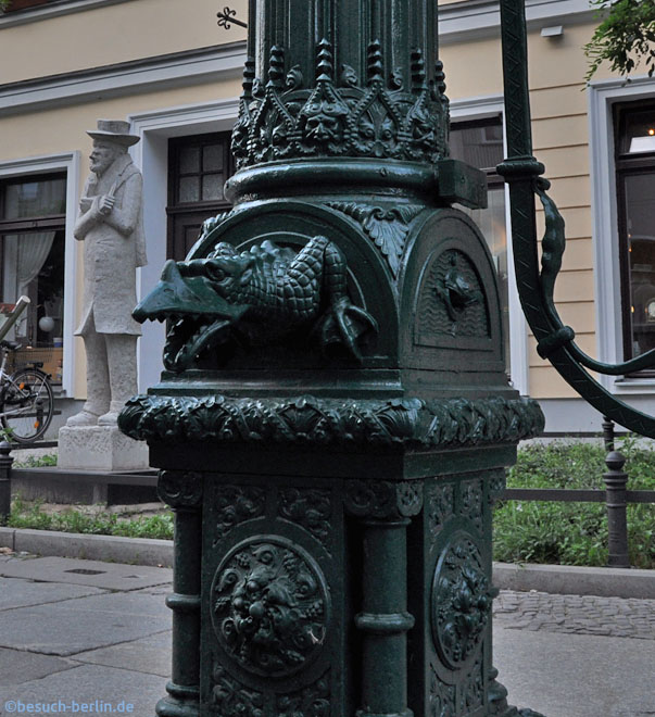 Bild: Alte Pumpe im Nikolaiviertel Berlin, Old water pump Nikolai Quarter