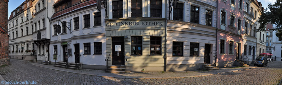 Bild: Bürgerhäuser Nikolaiviertel Panorama mit der Gedenkbibliothek zu Ehren der Opfer des Stalinismus