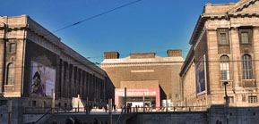 Bild: Ehrenhof und Eingang des Pergamonmuseum