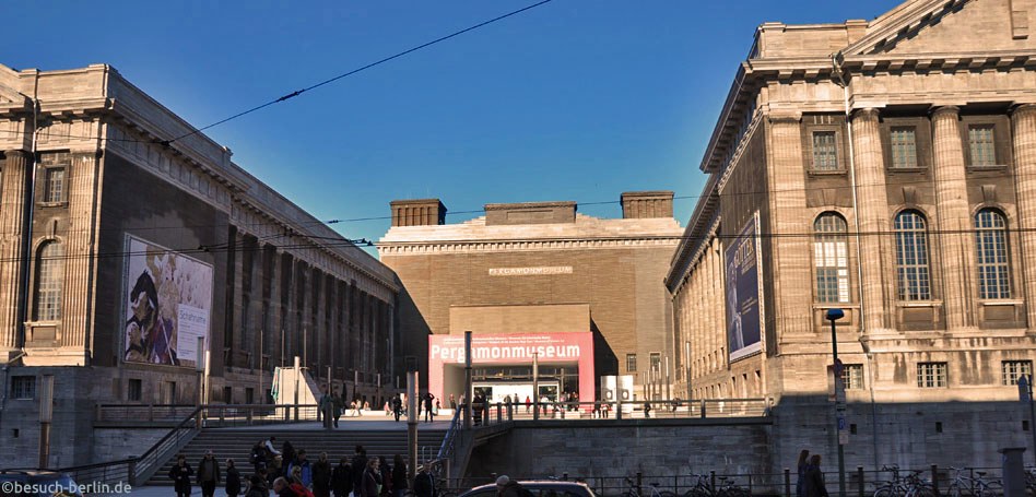 Bild: Eingang Pergamonmuseum mit Ehrenhof