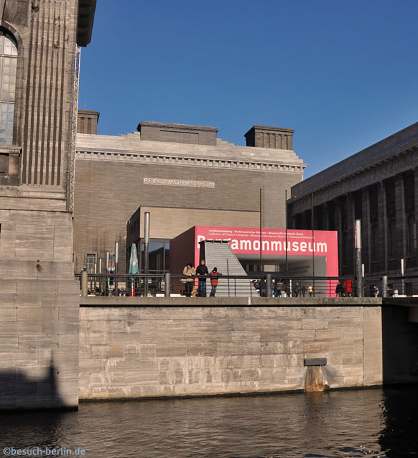 Bild: Ehrenhof und Eingang des Pergamonmuseum