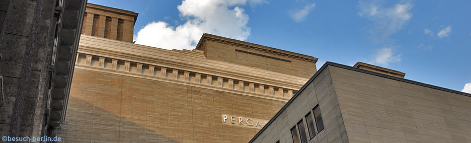 Bild: Pergamonmuseum, mittlerer Teil mit teilweise lesbarem Schriftzug